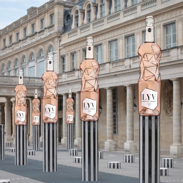 Our Rosé stole the show ✨  Our glass bottles are crafted like a pieace of art, to reflect the different facets and levels of our wines ! 
.
.
.
#moelleux #madeinfrance #fallaesthetic #frenchwine #paysdoc #christmas #christmastable #holidayseason